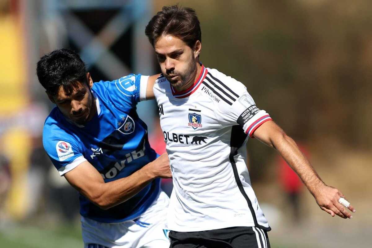 Jugadores de Colo-Colo y Huachipato disputando un balón.