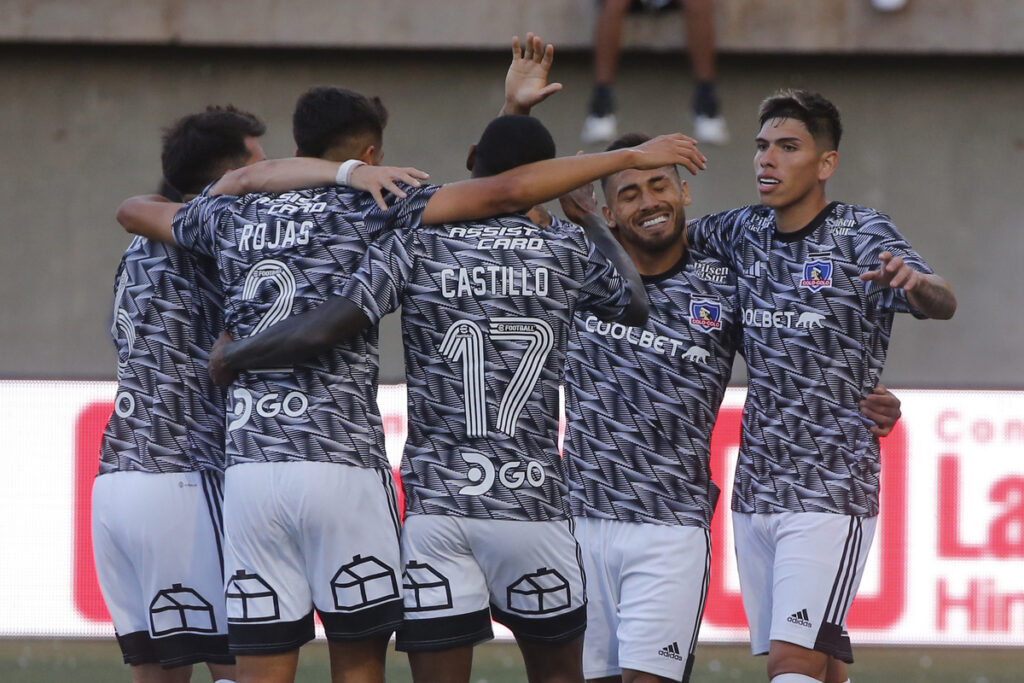 Jugadores de Colo-Colo celebrando un gol.