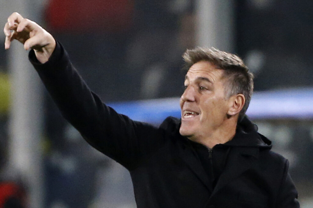 Eduardo Berizzo con el brazo en alto.