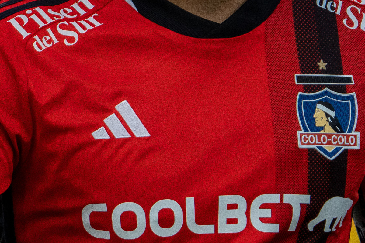 Camiseta roja de Colo-Colo para la temporada 2023.