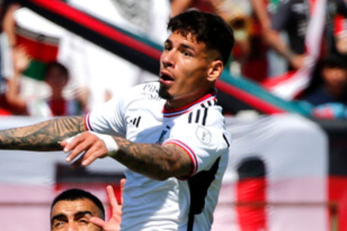 Alan Saldivia con los brazos en alto jugando por Colo-Colo