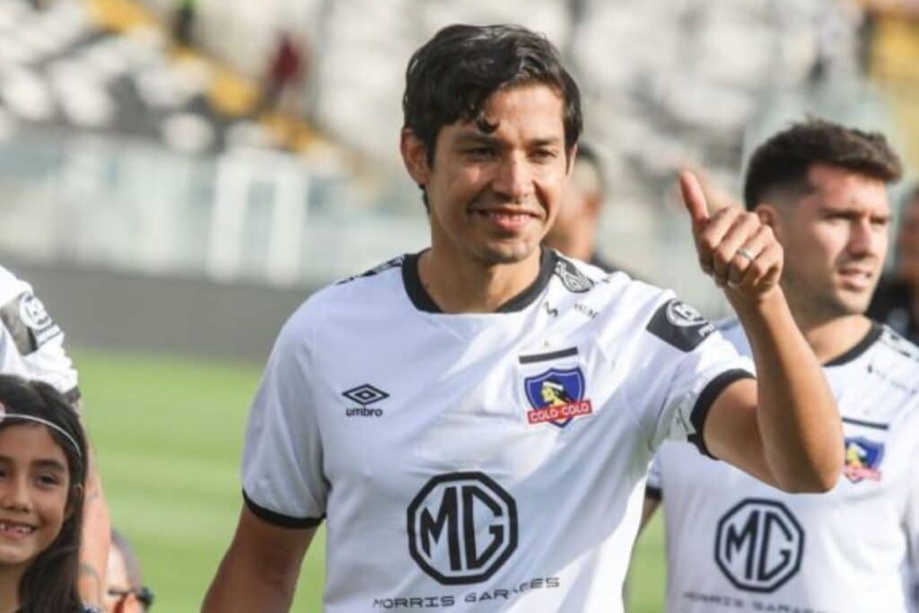 Matías Fernández saludando usando la camiseta de Colo-Colo