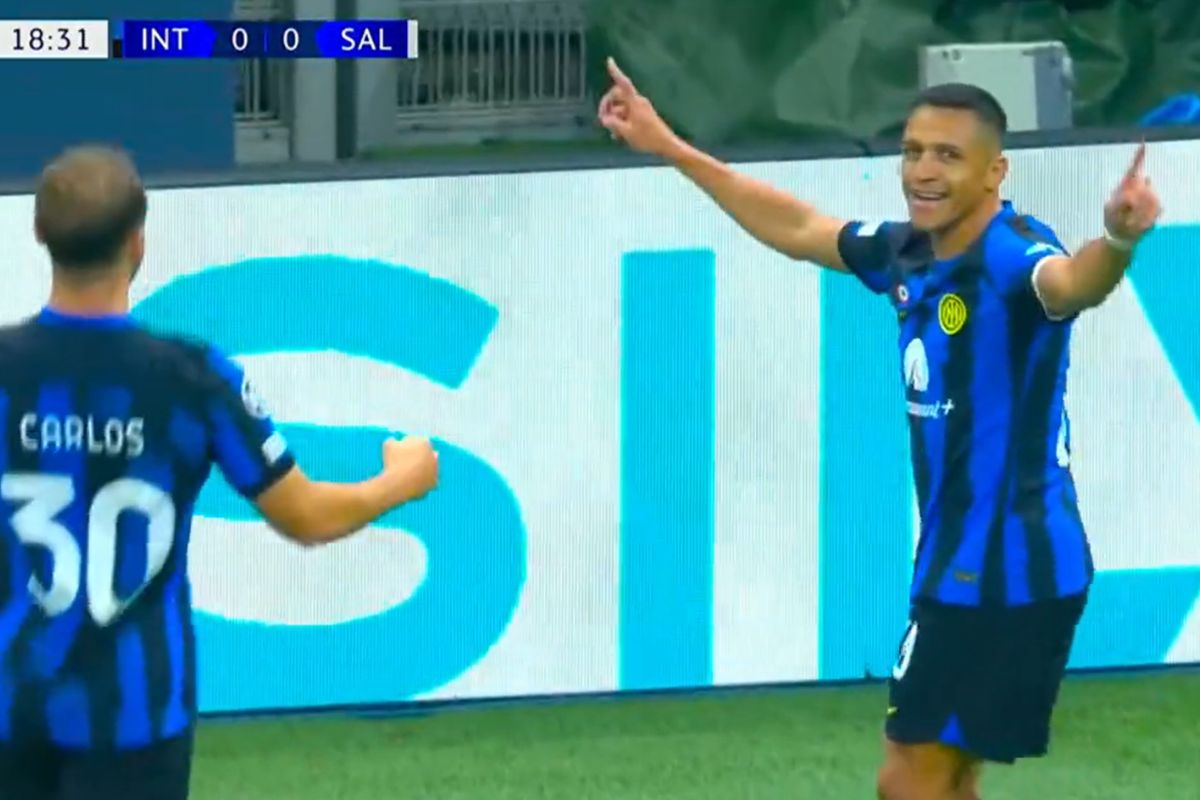Alexis Sánchez festejando su gol con un compañeros en Inter de Milán