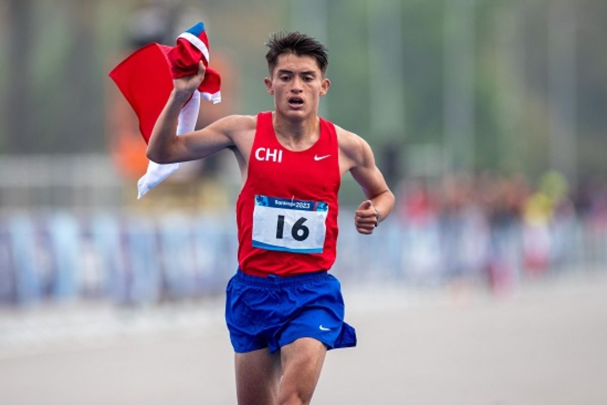 Hugo Catrileo corriendo en plena maratón