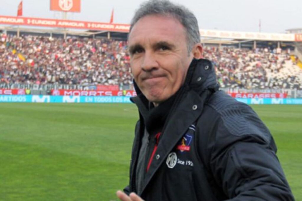 Marcelo Espina con el buzo de Colo-Colo en el Estadio Monumental