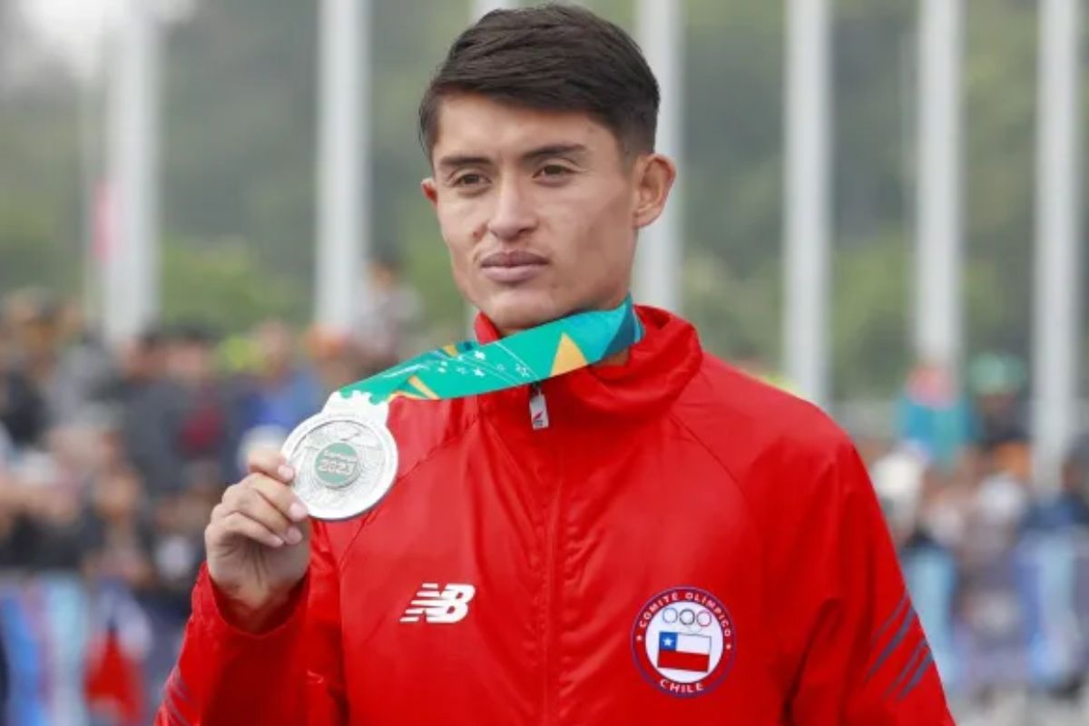 Hugo Catrileo con su medalla en los Juegos Panamericanos