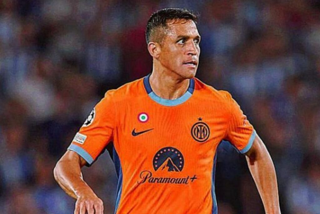 Alexis Sánchez con la camiseta naranja del Inter de Milán