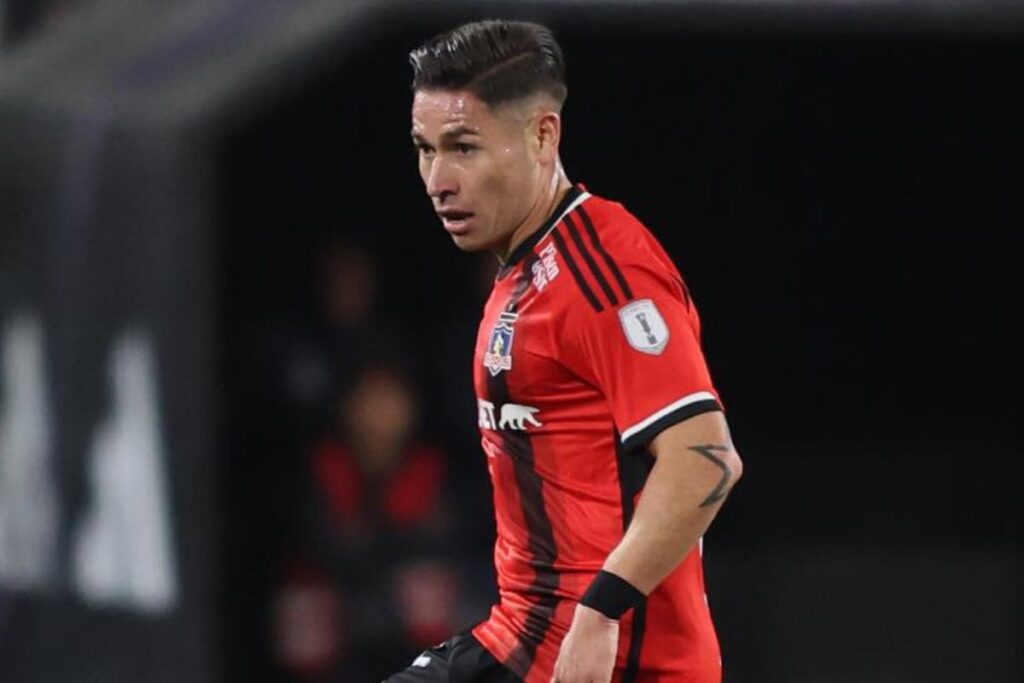 Óscar Opazo con la camiseta roja de Colo-Colo