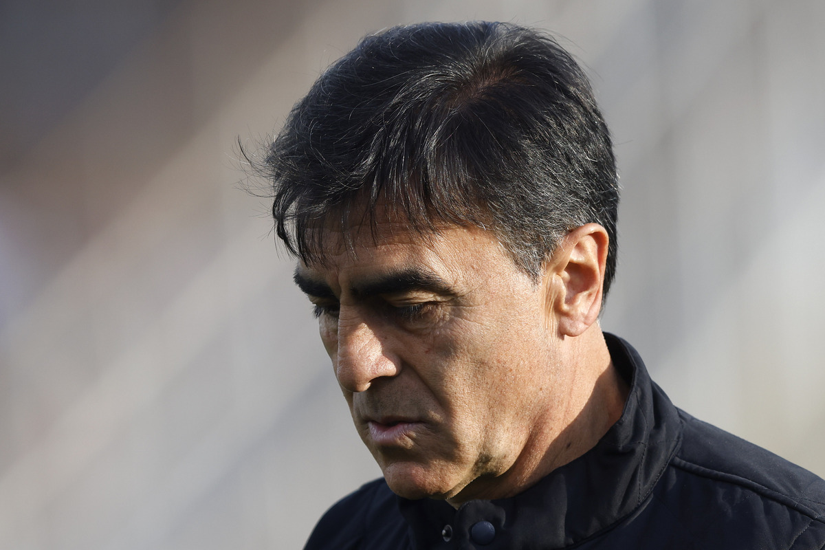 Primer plano al rostro de preocupación de Gustavo Quinteros durante la temporada 2023, actual entrenador de Colo-Colo.