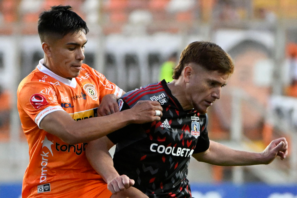 Leonardo Gil disputando un balón con un jugador de Cobreloa en el empate 2-2 por la semifinal de ida de la Copa Chile 2023.