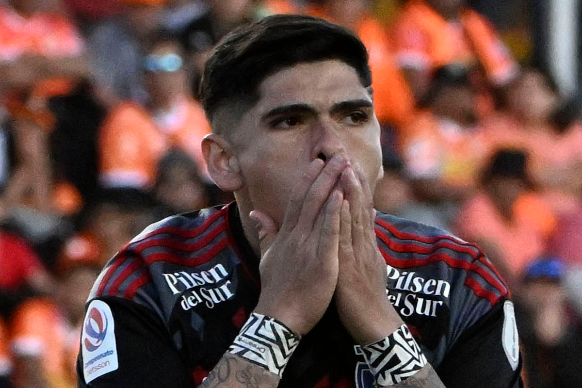 Carlos Palacios con la mano en la boca se lamenta en pleno partido con la camiseta de Colo-Colo durante la temporada 2023.