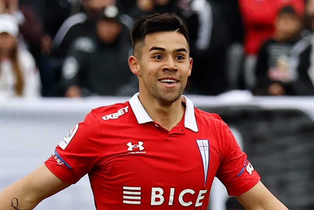 Alexander Aravena celebrando su gol contra Colo-Colo en el Estadio Monumental.