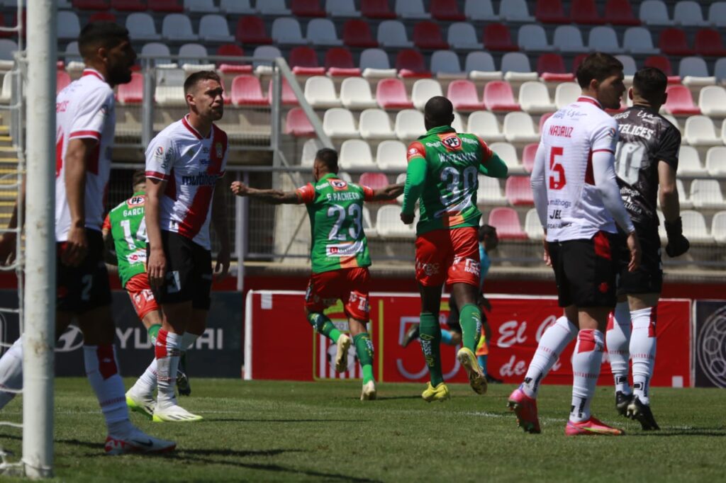 Cobresal celebrando el gol de Guillermo Pacheco frente a Curicó Unido.