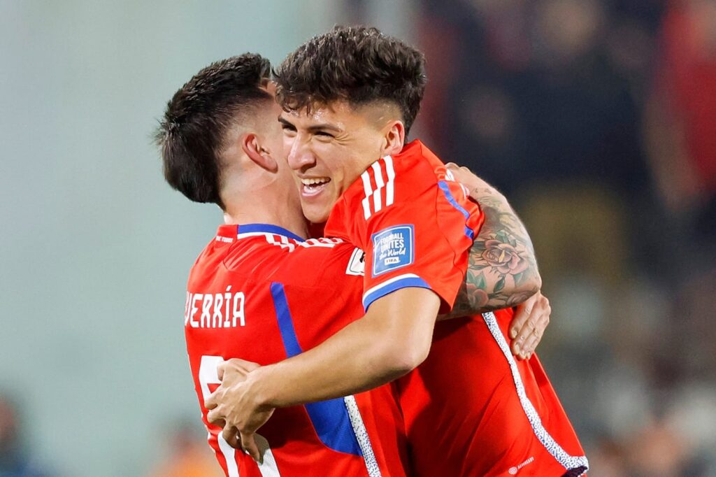 Marcelino Núñez celebrando con Rodrigo Echeverría tras el gol de la Selección Chilena frente a Perú.