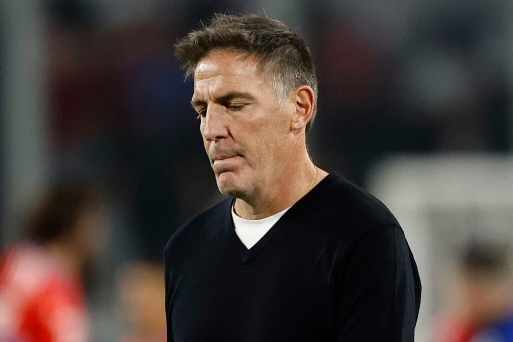 Primer plano a Eduardo Berizzo lamentándose tras un partido de la Selección Chilena en el Estadio Monumental.