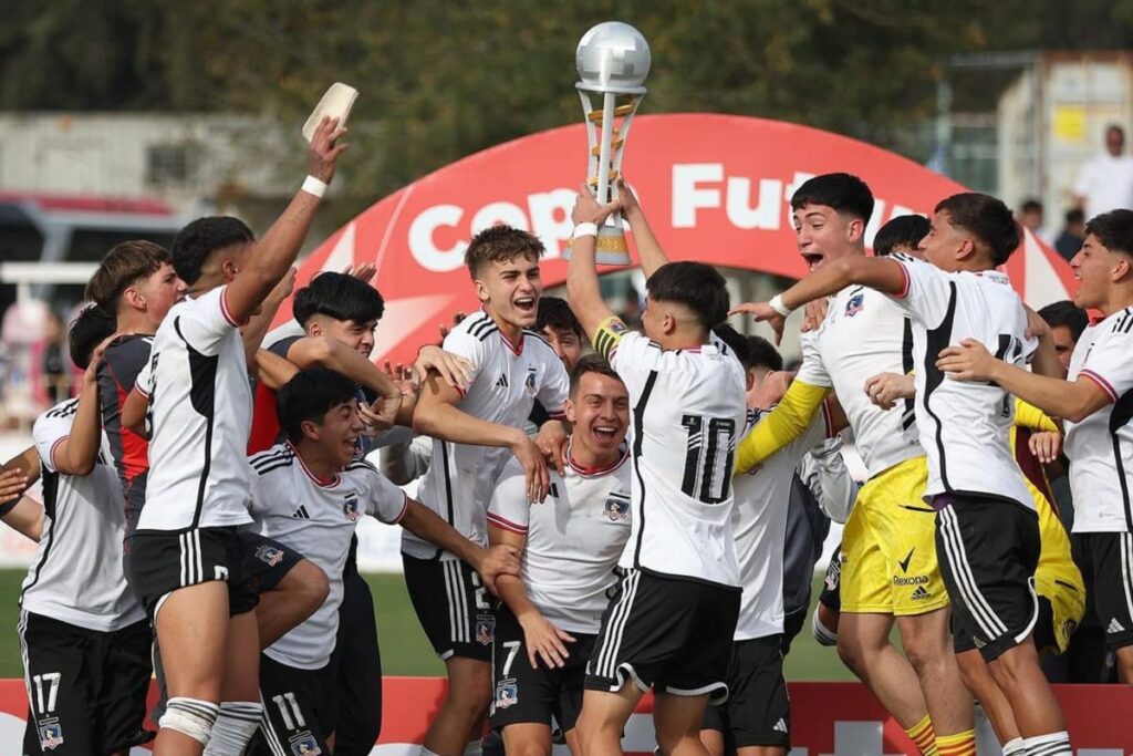 Plantel de Colo-Colo Sub-16 celebrando la obtención de la Copa Futuro.