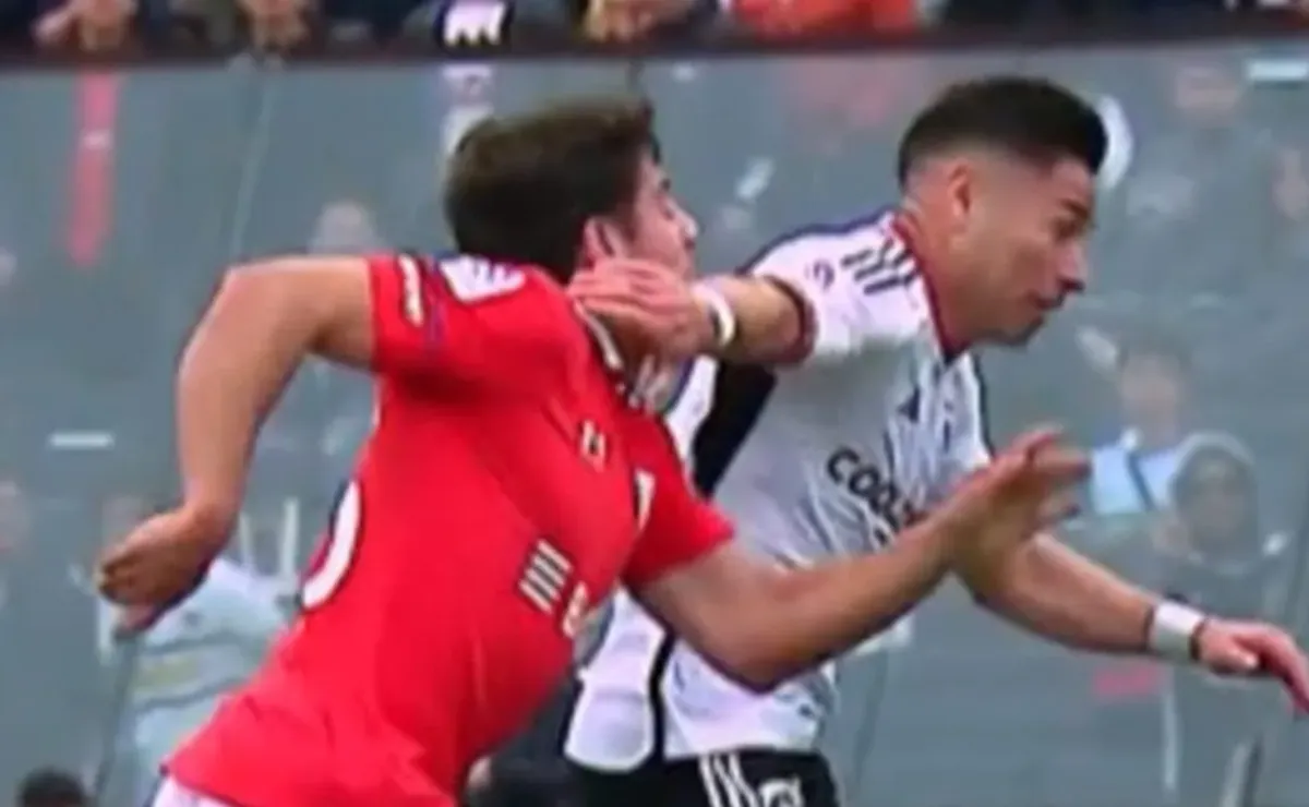 Óscar Opazo golpe a Clemente Montes en la cara durante el triunfo de Colo-Colo 2-1 sobre Universidad Católica.
