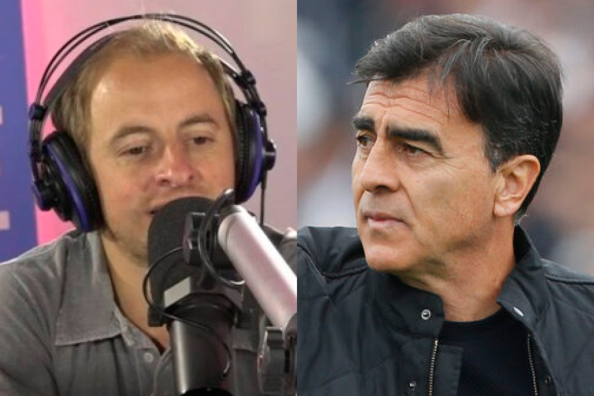 Primer plano al periodista Jorge 'Coke' Hevia y Gustavo Quinteros, entrenador de Colo-Colo durante la temporada 2023.