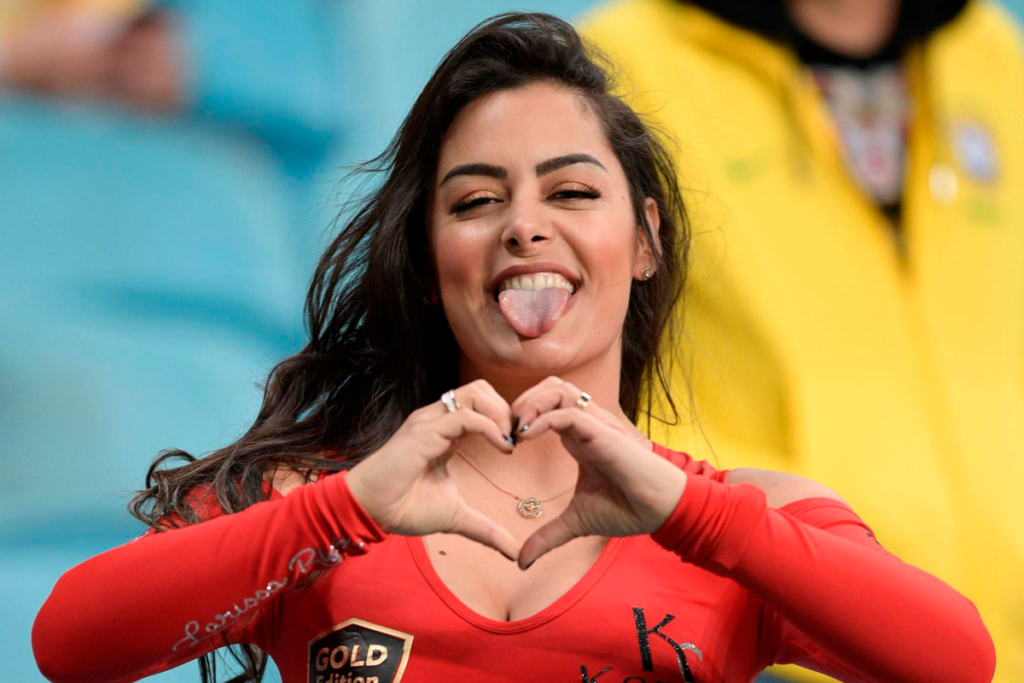 Larissa Riquelme posa ante las cámaras con una sonrisa y formando con sus manos un corazón.