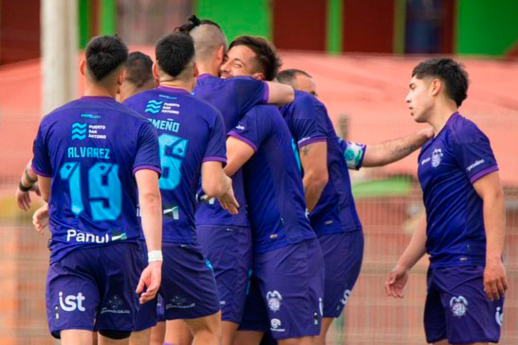 Futbolistas de San Antonio Unido celebran un gol durante la temporada 2023.