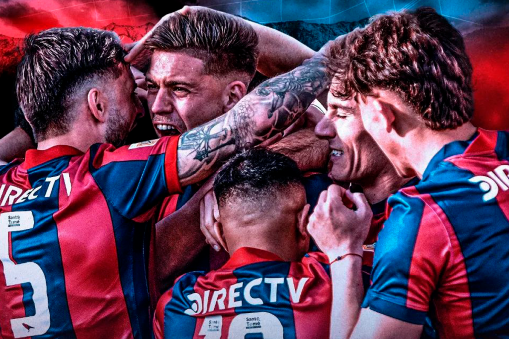 Futbolistas de San Lorenzo celebrando un gol durante la temporada 2023.