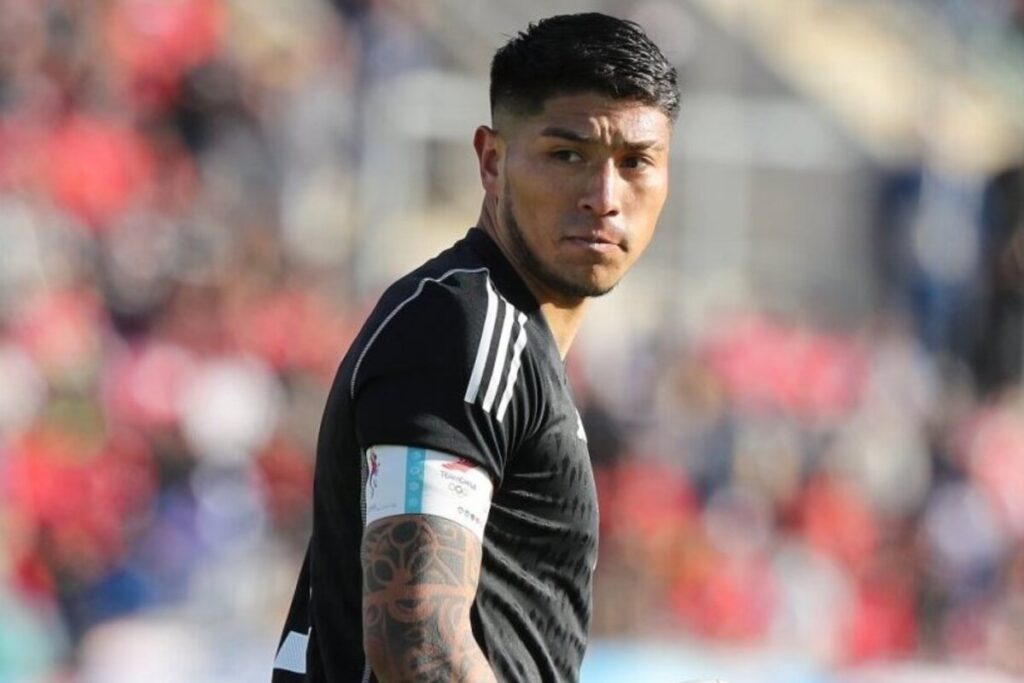 Brayan Cortés mirando fijamente durante un partido de la Selección Chilena.