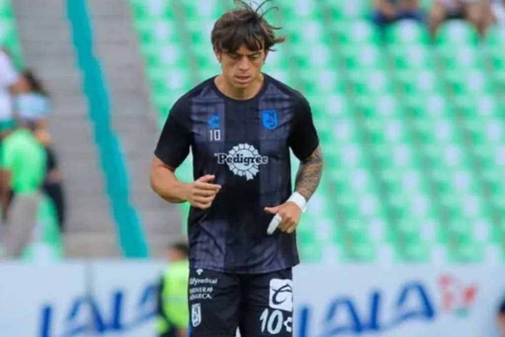 Joaquín Montecinos con la mirada hacia abajo y la camiseta de su club