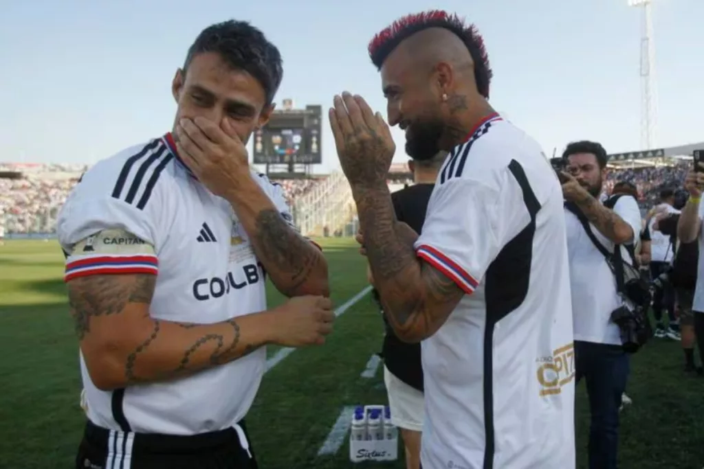 Jorge Valdivia y Arturo Vidal con la camiseta blanca de Colo-Colo