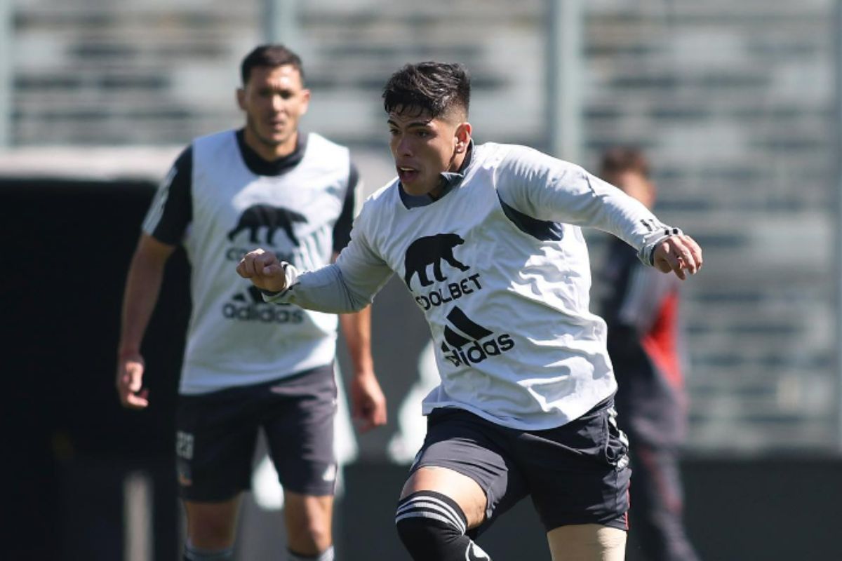 Carlos Palacios jugando con el peto de Colo-Colo