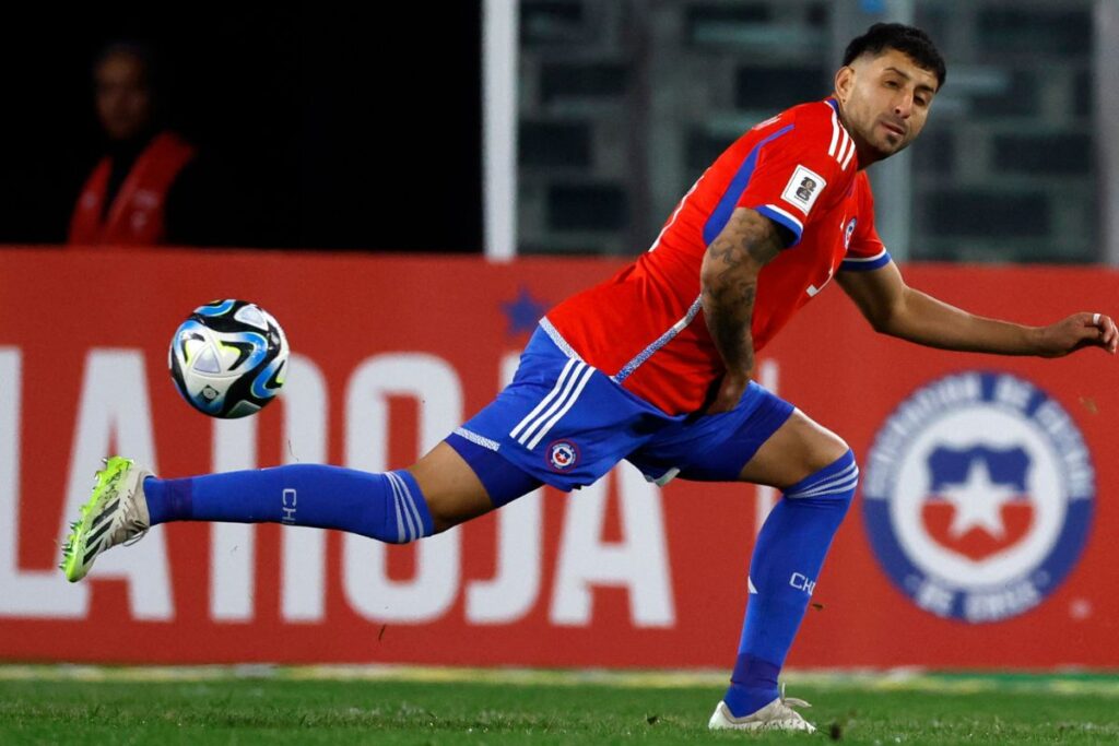 Guillermo Maripán tocando el balón con su pie jugando por La Roja