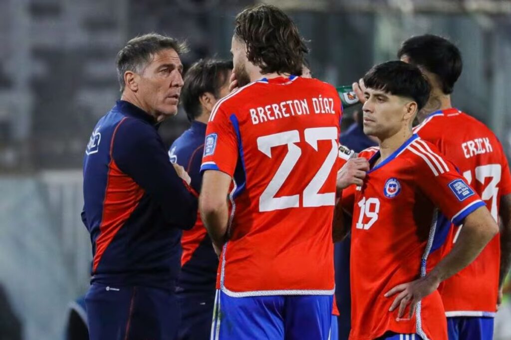 Eduardo Berizzo y Ben Brereton en partido de La Roja