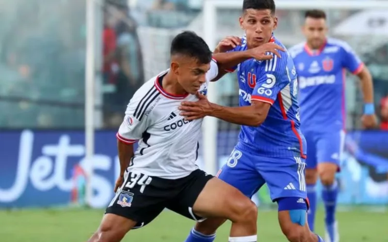 Vicente Pizarro de Colo-Colo e Israel Poblete de la U disputando un balón