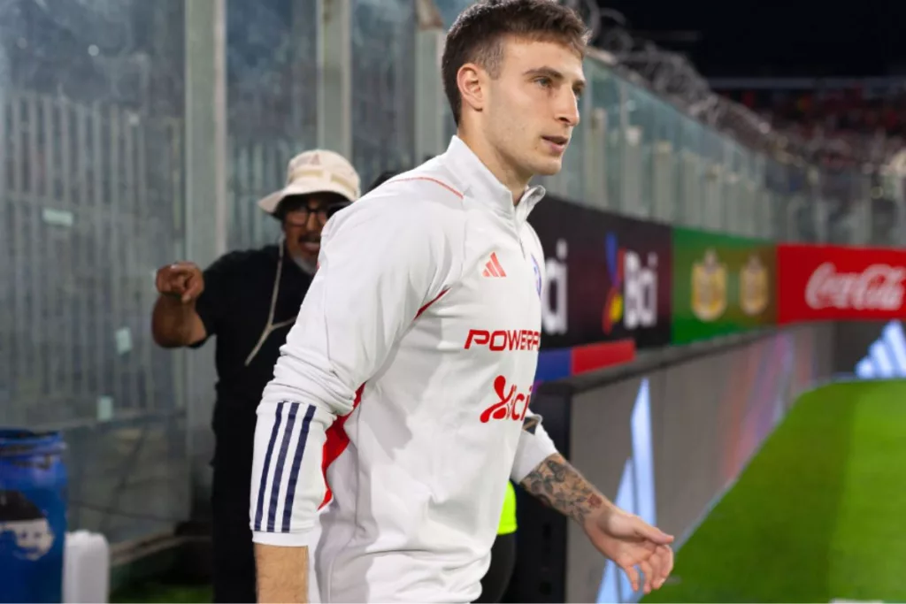 Bruno Barticciotto con el buzo de La Roja en el Estadio Monumental