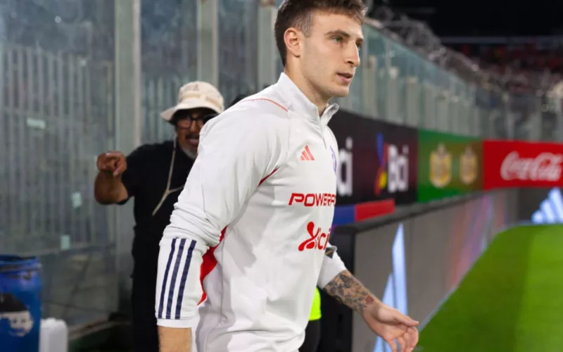 Bruno Barticciotto con el buzo de La Roja en el Estadio Monumental