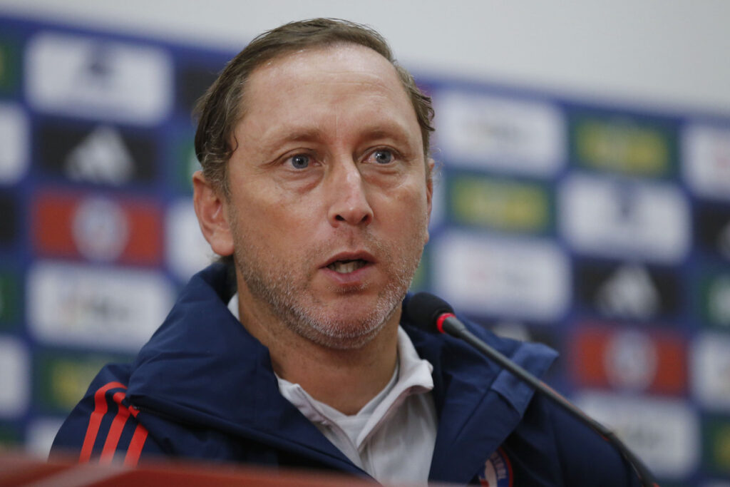 Luis Mena en plena conferencia de prensa como entrenador de la Selección Chilena durante la temporada 2023.