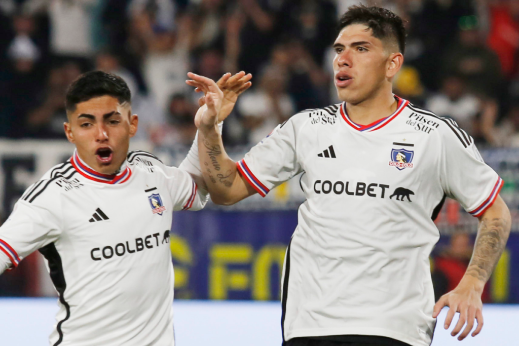 Jordhy Thompson y Carlos Palacios se toman del brazo para celebra un gol durante la temporada 2023 con la camiseta de Colo-Colo.