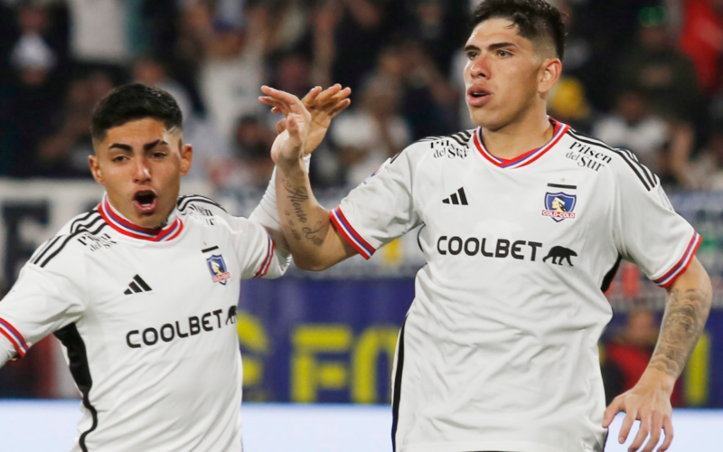 Jordhy Thompson y Carlos Palacios se toman del brazo para celebra un gol durante la temporada 2023 con la camiseta de Colo-Colo.