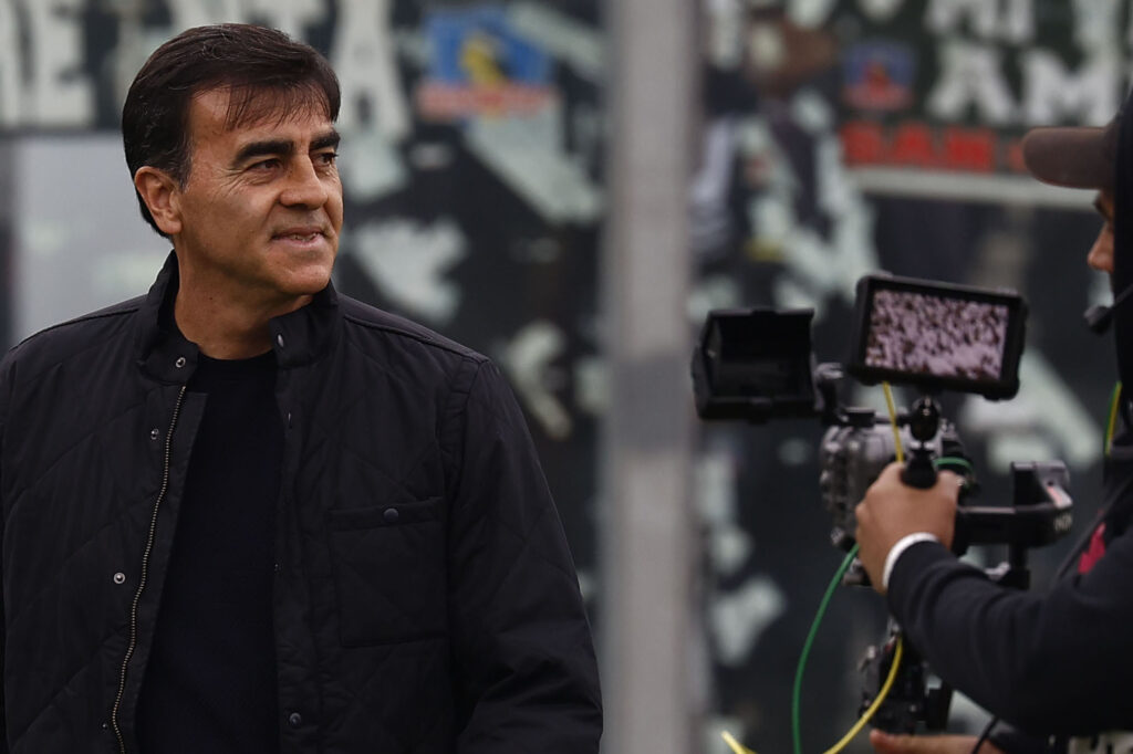 Gustavo Quinteros en la cancha del Estadio Monumental