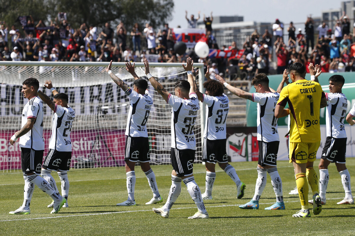 Futbolistas de Colo-Colo saludan a los hinchas que asistieron al Estadio Municipal de La Cisterna para presenciar la derrota 0-1 ante Palestino por la segunda rueda del Campeonato Nacional 2023.