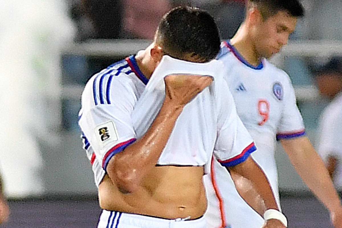Alexis Sánchez se tapa la cara con la camiseta de la Selección Chilena durante la temporada 2023.