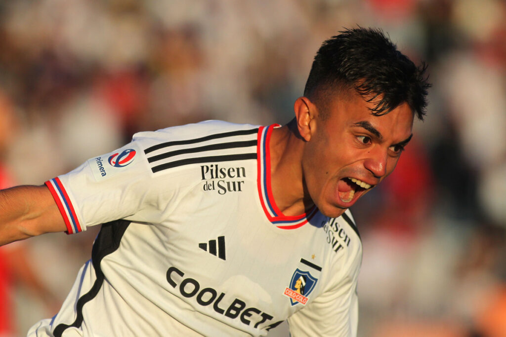 Vicente Pizarro festejando eufórico el 2-1 final de Colo-Colo sobre Magallanes por la segunda rueda del Campeonato Nacional 2023.