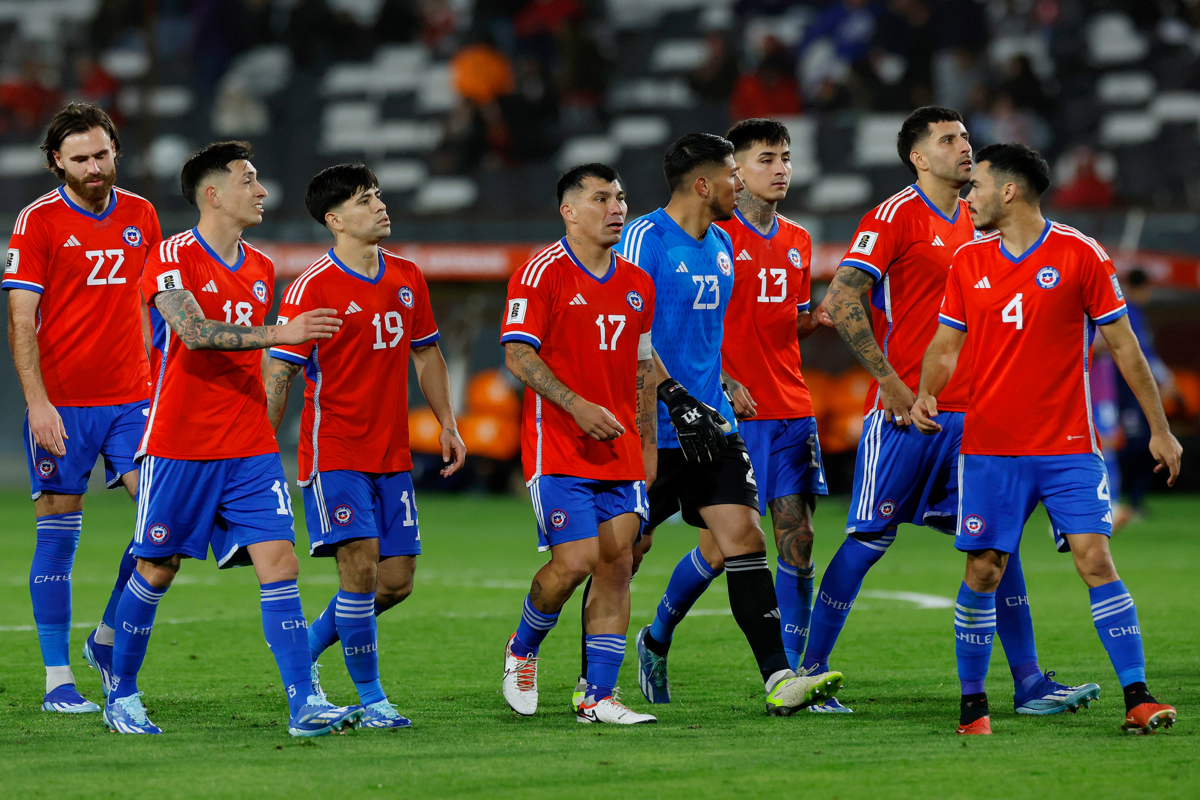 Futbolistas de la Selección Chilena se retiran cabizbajos tras el empate 0-0 ante Paraguay por la quinta jornada de las Eliminatorias Sudamericanas rumbo al Mundial del 2026.