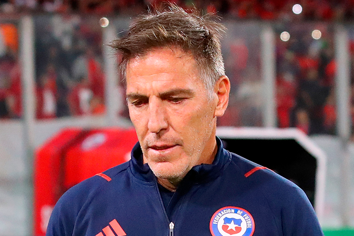 Eduardo Berizzo con la cara cabizbaja en pleno partido de la Selección Chilena ante Paraguay por las Eliminatorias Sudamericanas rumbo al Mundial del 2026.