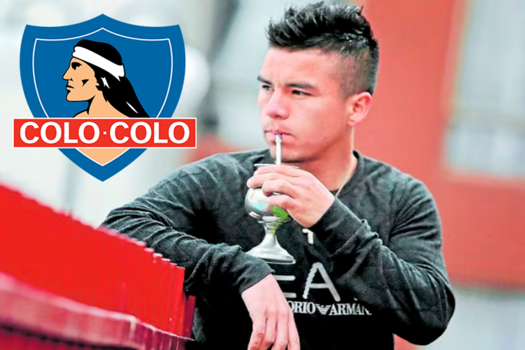 Nelson Bustamante tomando mate, mientras que en la parte superior izquierda aparece la insignia de Colo-Colo.