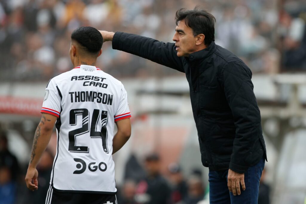 Gustavo Quinteros y Jordhy Thompson durante un partido de Colo-Colo.