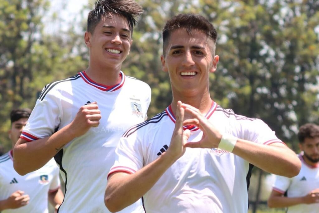 Diego Plaza celebrando su gol con Colo-Colo Proyección frente a Santiago Wanderers.