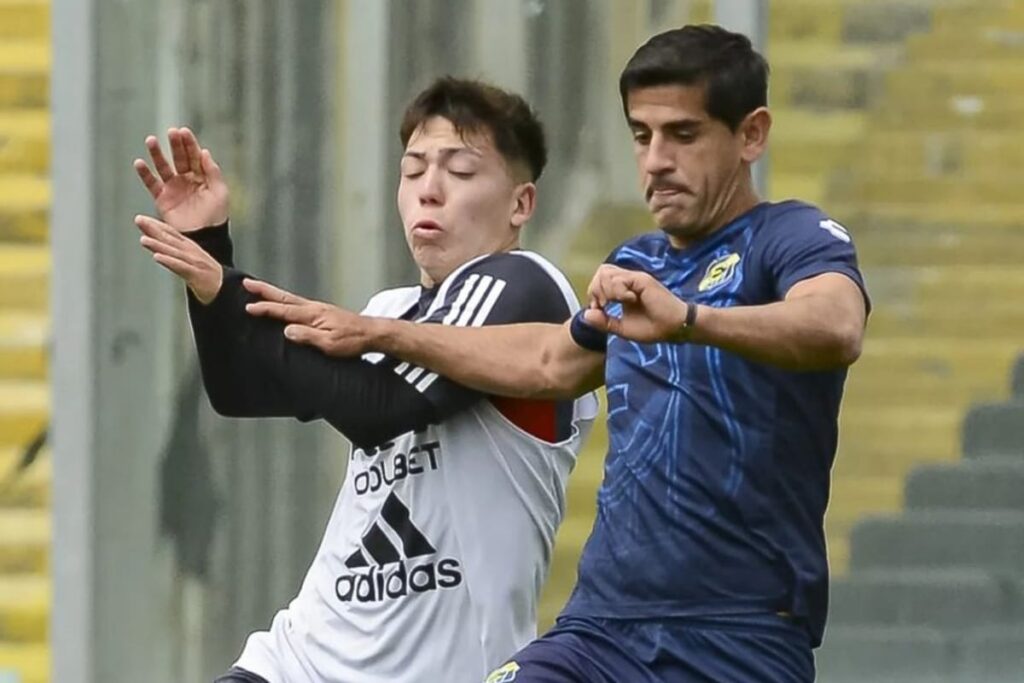 Leandro Hernández y Julio Barroso disputando la posición en el partido amistoso de Colo-Colo vs Everton en el Estadio Monumental.