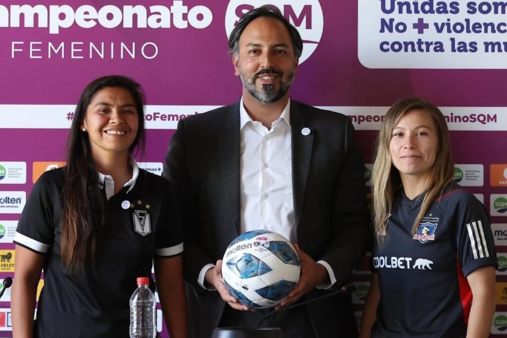 Yanara Aedo junto a Daniela Pardo Conferencia de prensa de Colo-Colo y Santiago Morning Femenino.