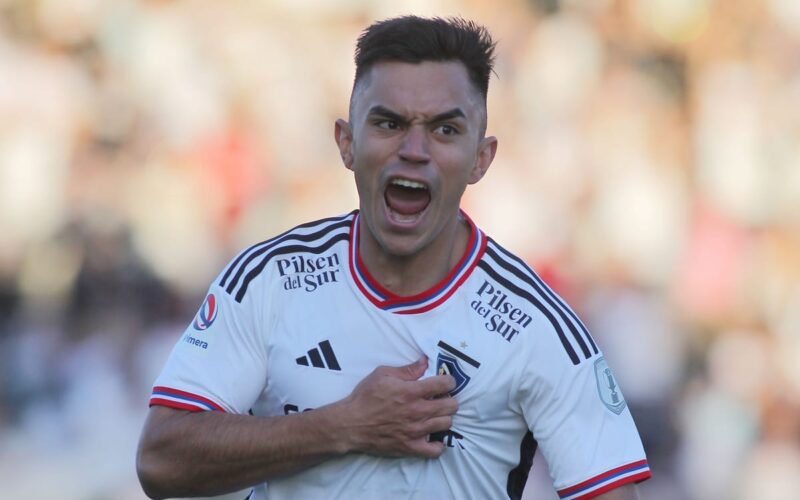 Primer plano a Vicente Pizarro celebrando un gol con la camiseta de Colo-Colo.