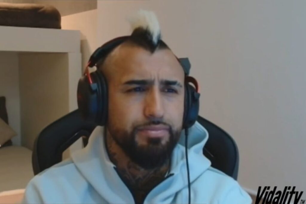 Primer plano a Arturo Vidal durante una transmisión de Twitch.